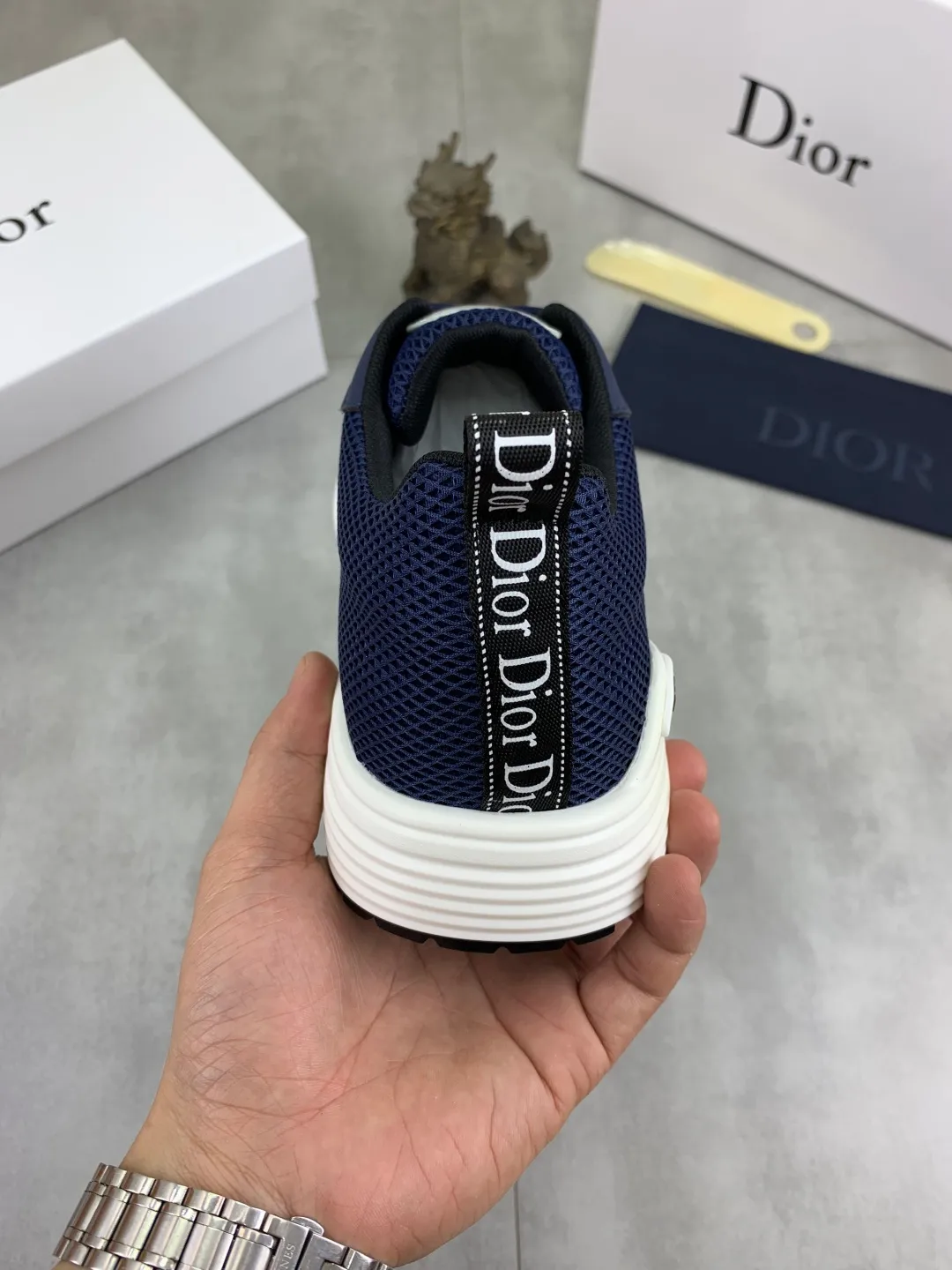 Men's Men's Shoes 💰P420 New Dior Chrono Fly Knit Shoes 2025 New B30 Series, in white and black fly knit series. Both sides are decorated with computer-printed CD logo, star patch on the tongue and Dior logo on the heel. Many details highlight the style. The interior is matched with the original color matching mesh, and the interior of the body is supported by low-temperature shaping sheets, and is filled with light feather cotton to keep the interior full and soft against the feet. The exclusive open-molded outsole adopts a one-piece molding process, so there is no need to worry about problems such as the opening and falling of sole decorative accessories. It is light and comfortable to wear, yet strong and wear-resistant. The two-color shoelaces are accessorized with exquisite metal five-pointed star pendants, creating a high-end, trendy and casual look at all times. Color: white black gray blue code number: 38-44